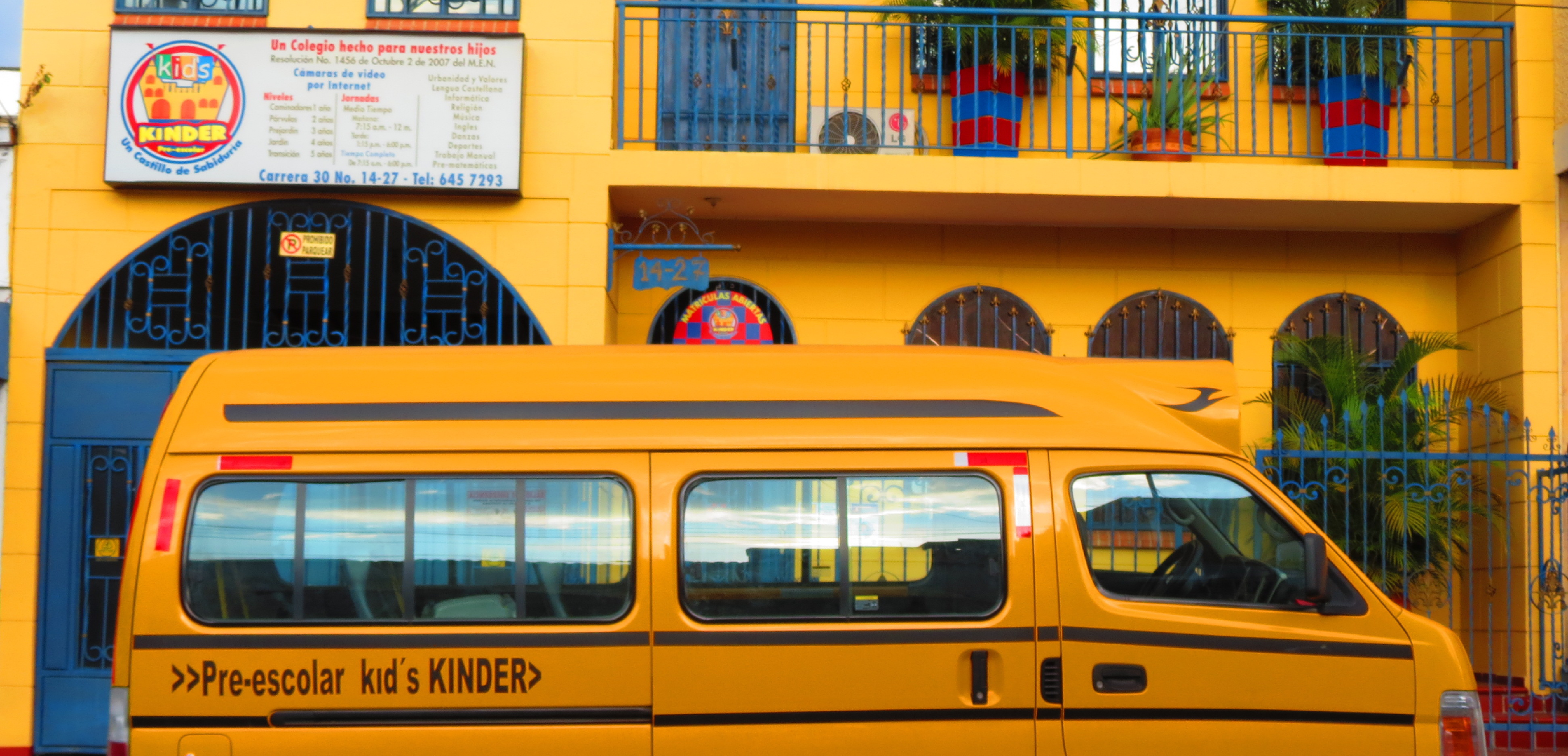 Niños jugando felices en Kid's Kinder